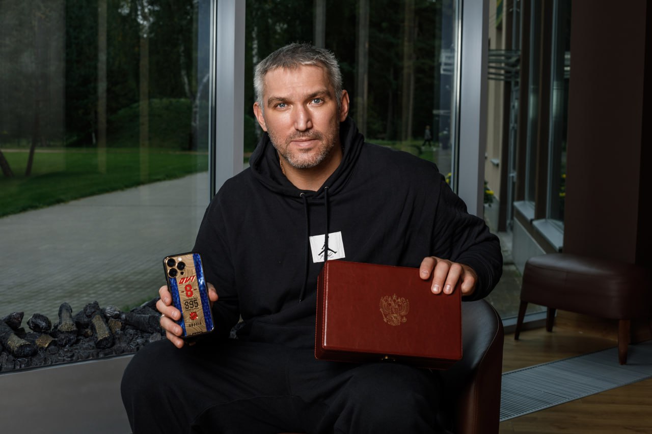Caviar gifted Ovechkin a gold iPhone