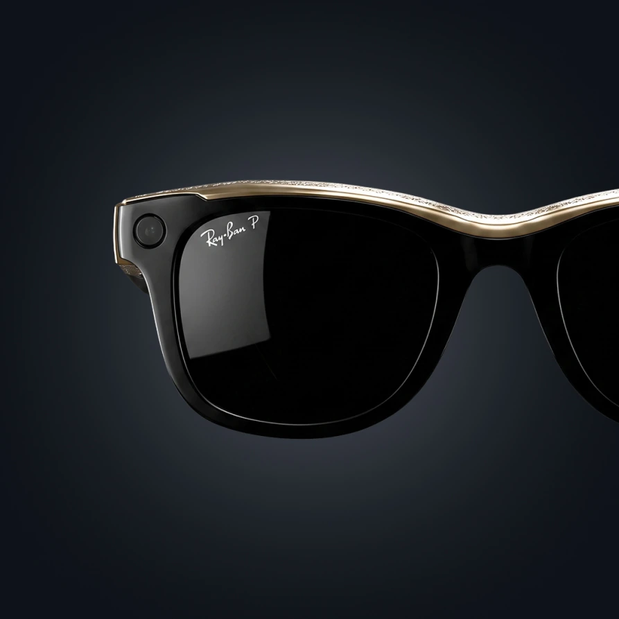 Caviar-crafted Ray-Ban frame, gold edition: a gold arc runs above the lens, with the camera lens beside it